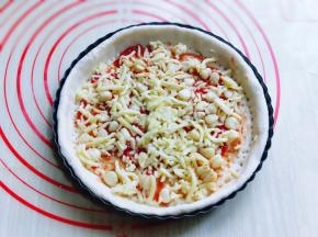 撒上一层马苏里拉芝士。