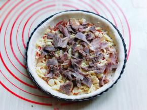 再放上提前做好的酱牛肉，切碎！