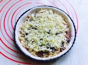 再撒上一层马苏里拉芝士！