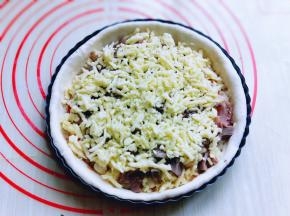 再撒上一层马苏里拉芝士！