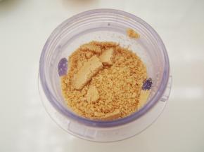 花生烤熟，用料理机打成粉末