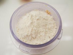 加入低筋面粉，继续用料理机打一会儿，更加细腻