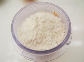 加入低筋面粉，继续用料理机打一会儿，更加细腻