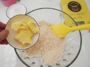 加入黄油，混合后充分揉匀