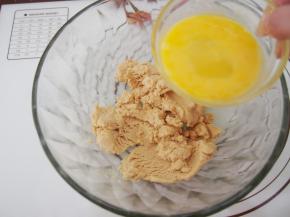 将蛋液加入面团中，调整面团硬度，柔软不粘手的状态即可