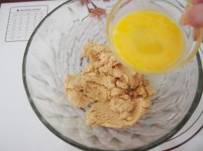 将蛋液加入面团中，调整面团硬度，柔软不粘手的状态即可