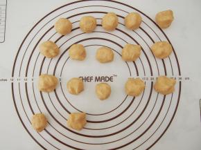 将面团分成20g左右的一个小面团