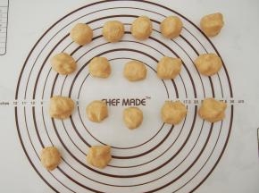 将面团分成20g左右的一个小面团