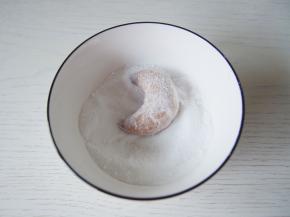 饼干晾凉后，在糖粉中滚一圈装饰一下就可以了