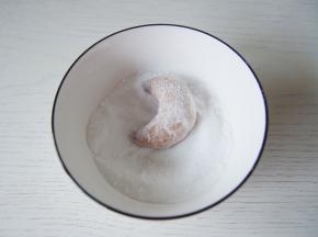 饼干晾凉后，在糖粉中滚一圈装饰一下就可以了