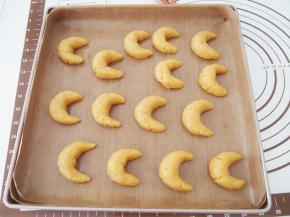 捏成月牙的形状，将面团放入铺了高温油纸的烤盘上。中层上下火，170度，20分钟左右即可