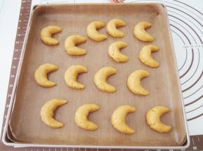 捏成月牙的形状，将面团放入铺了高温油纸的烤盘上。中层上下火，170度，20分钟左右即可