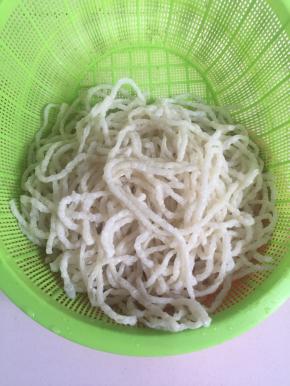 浸泡好的牛筋面捞出沥干水分备用。