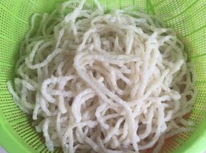 浸泡好的牛筋面捞出沥干水分备用。