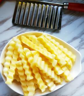 土豆洗干净去皮。用切菜器切成条纹状。