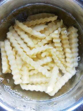 清水洗去多余淀粉。