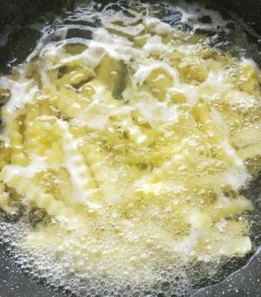 放锅里加盐煮熟。