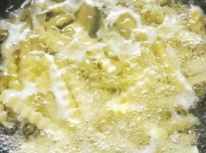 放锅里加盐煮熟。