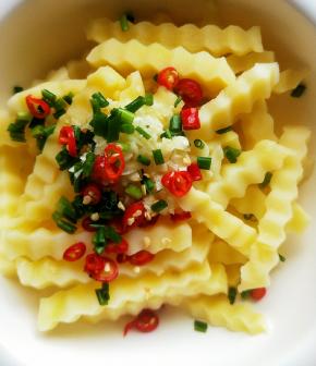 配菜切好，放入土豆上。