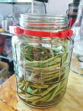 去头入尾卷起来放瓶子里，记得瓶子不要有水份哦。免得发毛了