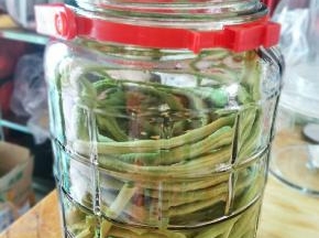 去头入尾卷起来放瓶子里，记得瓶子不要有水份哦。免得发毛了