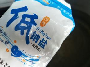 锅里放入适量水，记得水得腌过豆角才行。加入适量的盐