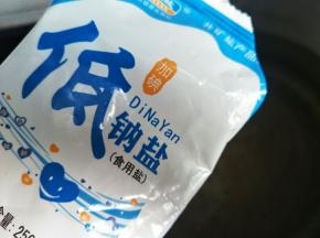 锅里放入适量水，记得水得腌过豆角才行。加入适量的盐