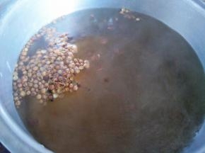 把水煮开了，就关火，盐水放凉