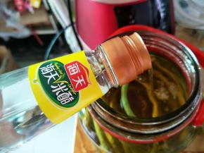 凉了的盐水花椒全部倒瓶子里。加入少许的醋。这样会酸的。加不加醋随你，我喜欢酸点的