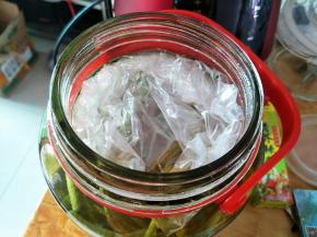 盖上一个保鲜袋。盖上盖子，如图