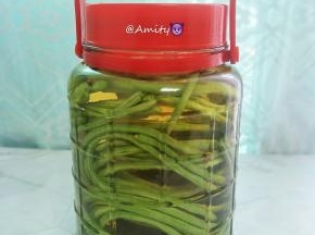 成品图。腌制一个星期豆角变色就可以吃了！