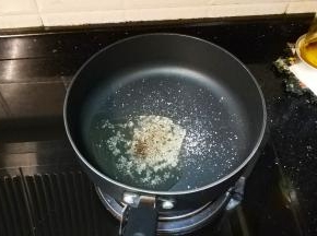 锅里放油、蒜盐、黑椒碎烧香