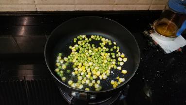 倒入粟米粒、麦豆炒八成熟