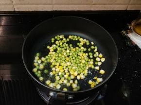 倒入粟米粒、麦豆炒八成熟