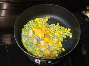 再倒入扇贝、料酒、糖翻炒至熟透