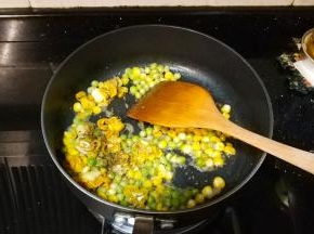 最后再洒上少许黑椒碎炒均匀即可