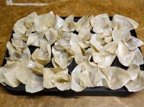 在每个半球上放上云吞皮（时间太赶没有剪裁，时间允许的可剪裁一个成品会更好看）