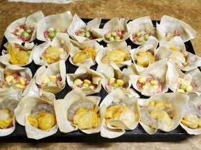 放上爱吃的配料：虾、扇贝、粟米粒、麦豆、鲍鱼、生蚝等，淋上小许水