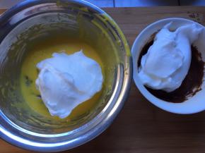 分一半蛋白到可可糊中搅拌均匀，剩余的蛋白倒入蛋黄糊中搅拌均匀