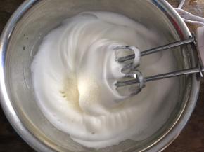 高速打发至有纹路状态，加入最后的白砂糖