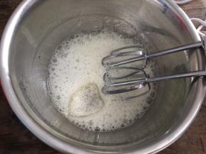 蛋白加入柠檬汁，低速打发至粗泡状态，加入三分之一白砂糖