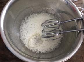 蛋白加入柠檬汁，低速打发至粗泡状态，加入三分之一白砂糖