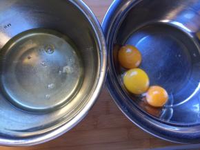 将蛋白和蛋黄分离，蛋白盆中应无油无水无蛋黄