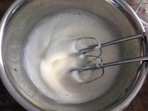 中速打发至粗泡消失，加入三分之一白砂糖