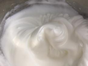 继续高速打发至硬性发泡，拉起打蛋头，蛋白短而直立