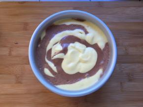 轻震两下，震出气泡，放入预热好的烤箱，150度，上下火，60分钟