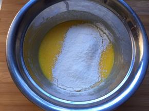 筛入低筋面粉，Z字型搅拌均匀