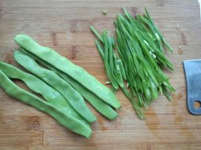 豆角洗净，切成丝。