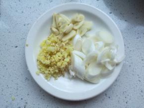 葱切葱花、姜切末，大蒜切片。