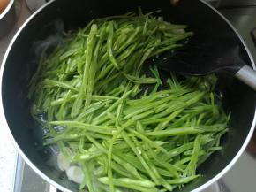 下豆角丝煸炒。